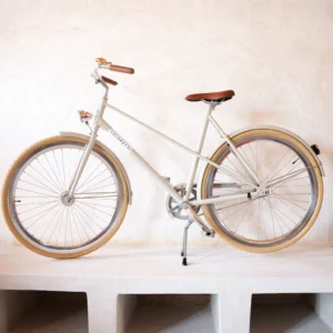 The Caferacer Bike in Grey combines retro style with modern performance. Lightweight aluminum frame, stainless-steel components, and adjustable saddle for a smooth ride.